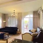 By The Sea With Jacuzzi, Garden & Park View