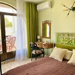 By The Sea With Jacuzzi, Garden & Park View
