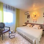 By The Sea With Jacuzzi, Garden & Park View *