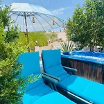 By The Sea With Jacuzzi, Garden & Park View