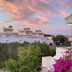 Hébergement de vacances By The Sea With Jacuzzi, Garden & Park View Torrevieja