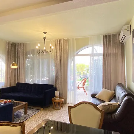 By The Sea With Jacuzzi, Garden & Park View