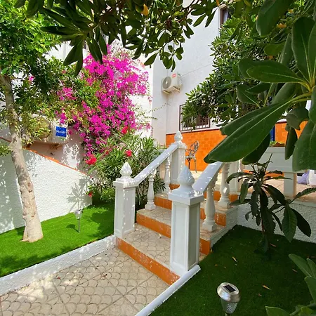 By The Sea With Jacuzzi, Garden & Park View *