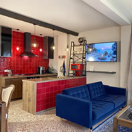 By The Sea With Jacuzzi, Garden & Park View