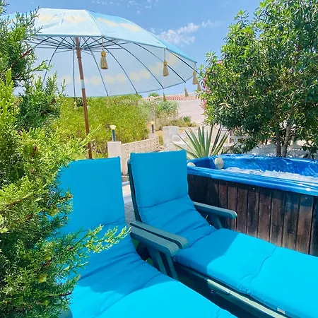 By The Sea With Jacuzzi, Garden & Park View