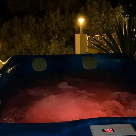 By The Sea With Jacuzzi, Garden & Park View Torrevieja