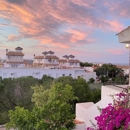 Сasa de vacaciones By The Sea With Jacuzzi, Garden & Park View Torrevieja